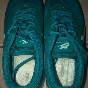 Women’s Nike sneakers!